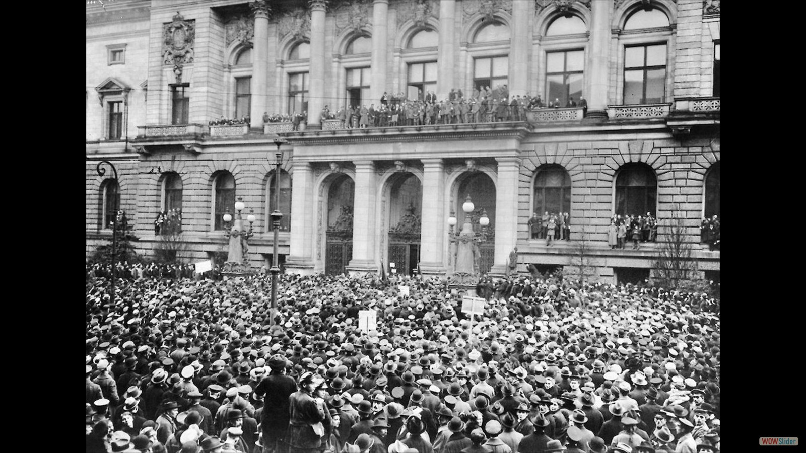 16-12-1918 | NIEDERKIRCHNERSTRASSE 5

10117 BERLIN

In this building the foundations were laid for the Weimar Republic. Here, at the Prussian State Parliament, the National Congress of Workers' and Soldiers' Councils assembled for the first time on 16 December 1918. Within five days, the political structures of Germany's first democracy had been largely created.

During the revolution, local workers' and soldiers' councils had taken power throughout Germany. 