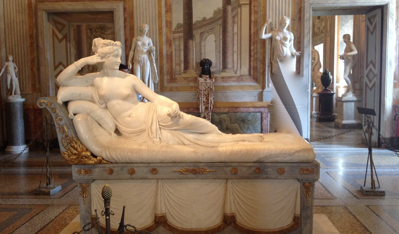 L'originale della Statua di Canova è a Roma, ben custodito. NON è una copia in gesso ed è in marmo di Carrara. Era da dire.