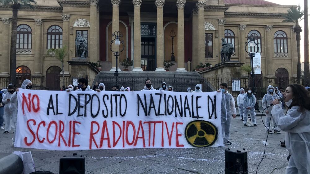 Palermo - Flash mob davanti al Teatro Massimo: "No al deposito nazionale di scorie radioattive" | Palermo Today